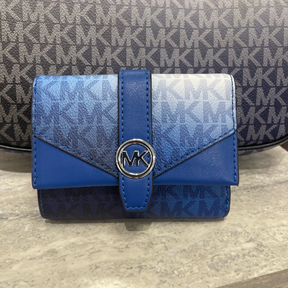 MICHAEL KORS Greenwich Med Ombré Signature Logo Tri-Fold Wallet
Galaxy Blue
NWT - Picture 3 of 16